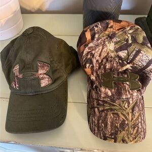 2 men’s Underarmour hats